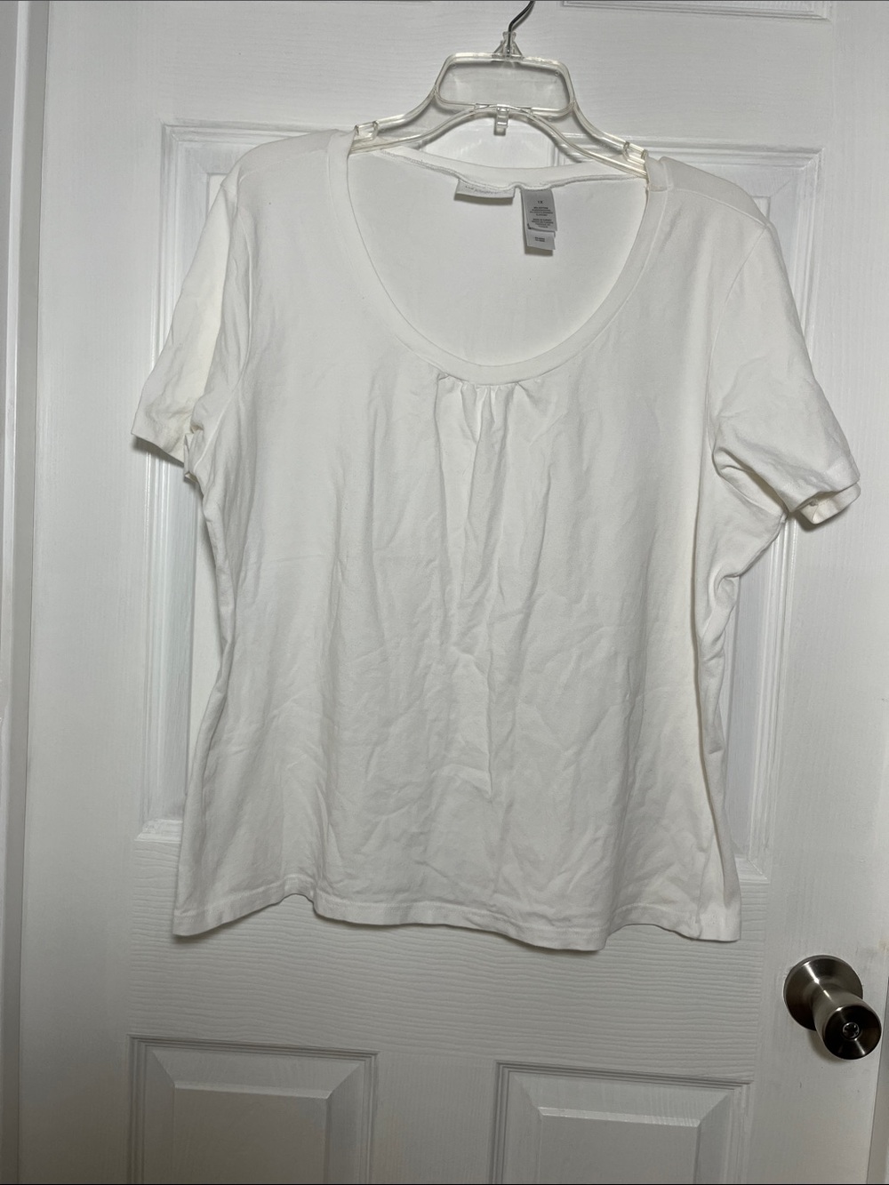 Liz Claiborne White Scoop Neck Short Sleeve Tee